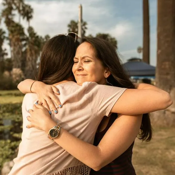 74 % de los colombianos considera el abrazo un gesto íntimo que necesita confianza