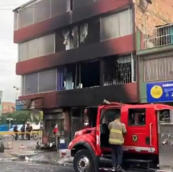 Grave incendio consumió este lunes 3 de febrero un local de pinturas y solventes en la avenida Boyacá con calle 43 sur, en Bogotá. 
