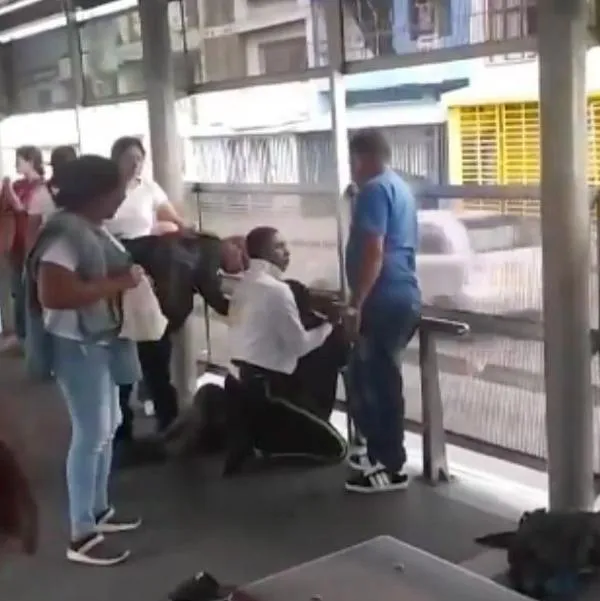 Pelea en el Mío de Cali, en video viral: guardia encaró y derribó a colado