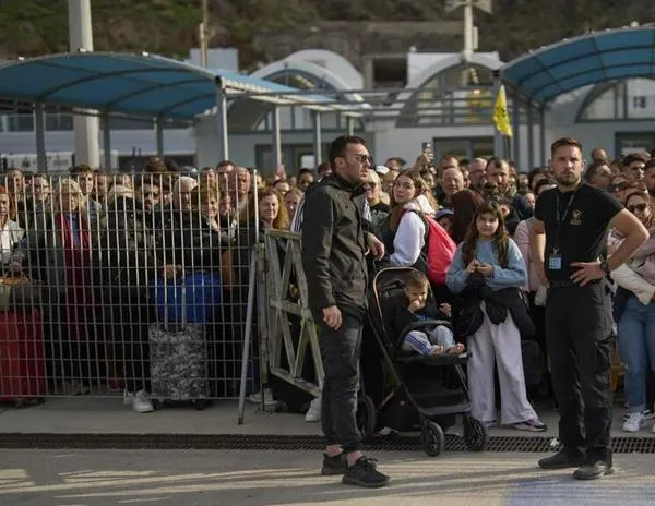 En Grecia, miles de personas huyen de la isla de Santorini, golpeada por 200 sismos en tres días