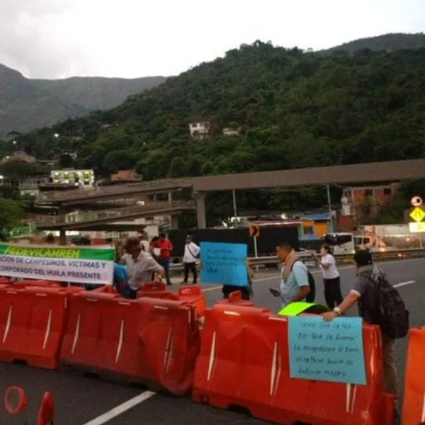 Bloqueo en vía Bogotá-Girardot: manifestantes cerraron la vía y hay trancón