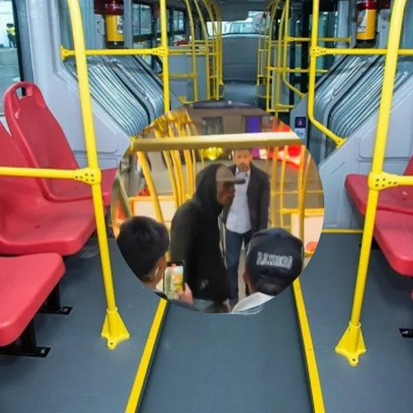 Video habitante de calle se enfrentó con puñal con hombre en Transmilenio