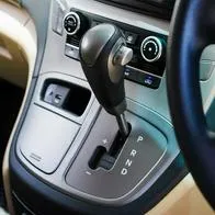 ¿Qué significa el más y el menos en la palanca de cambios de un coche?