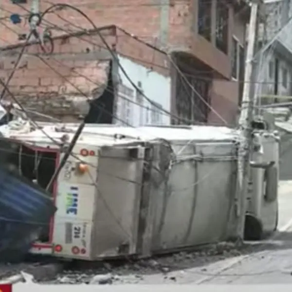 Camión de basura chocó contra casa en Bogotá, tumbó poste y causó fuga de gas