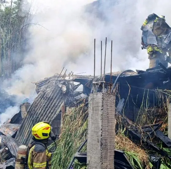 Grave incendio en el oriente de Medellín consumió por completo una vivienda y dejó varias más afectadas