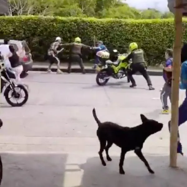 Pelea de repartidores de Postobón en Armenia es viral: se atacaron con armas