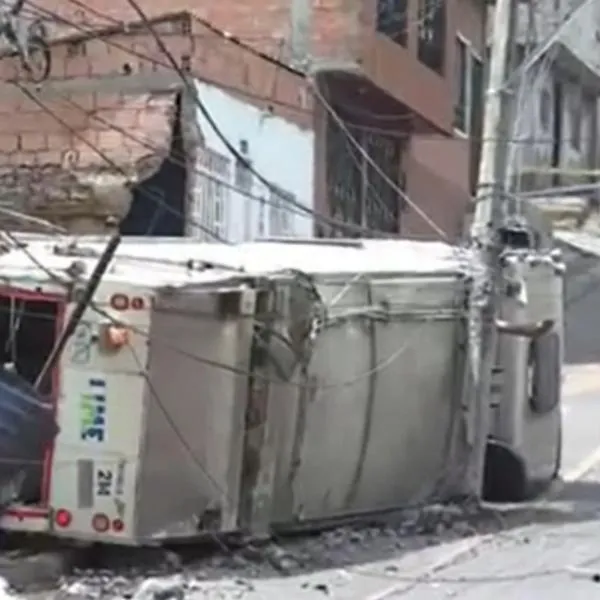 Camión de basura chocó contra casa en Ciudad Bolívar: fuga de gas y evacuación