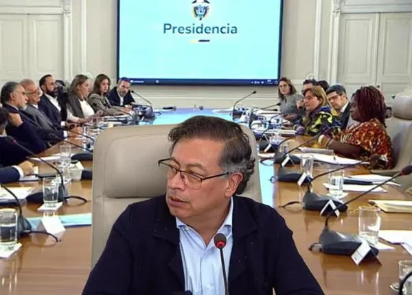 Ministros y directores del Gobierno presentarán renuncia luego del consejo