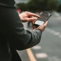 Persona pidiendo un carro por aplicaciones.