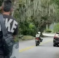 Como en las peores épocas, varios hombres armados y con camuflado irrumpieron en una carretera a plena luz del día y robaron a un ciudadano amenazándolo.