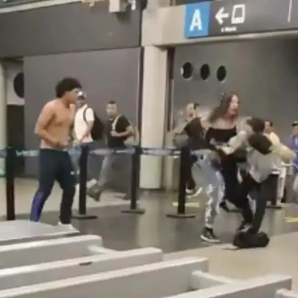 Dos hombres se fueron a los puños en estación del Metro de Medellín: quedó en video