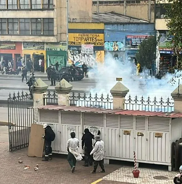 Encapuchados bloquean paso en la avenida Caracas en Bogotá y causan pánico en la zona. Se restrige el paso en ambos sentidos y esto se sabe.