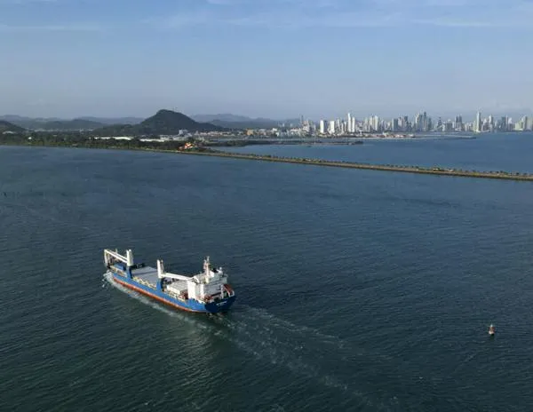 EEUU asegura que sus buques no pagarán por cruzar el canal de Panamá, que lo desmiente