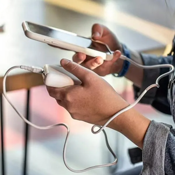 Qué pasa si carga el celular con un cargador que no es el suyo: hay daño grave