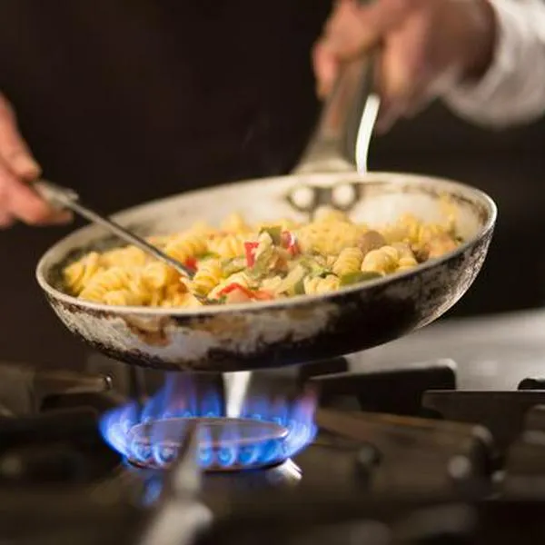 Preocupación en restaurantes de Colombia: dueños dicen qué harán ante alza del gas, que golpeará el bolsillo de los colombianos.