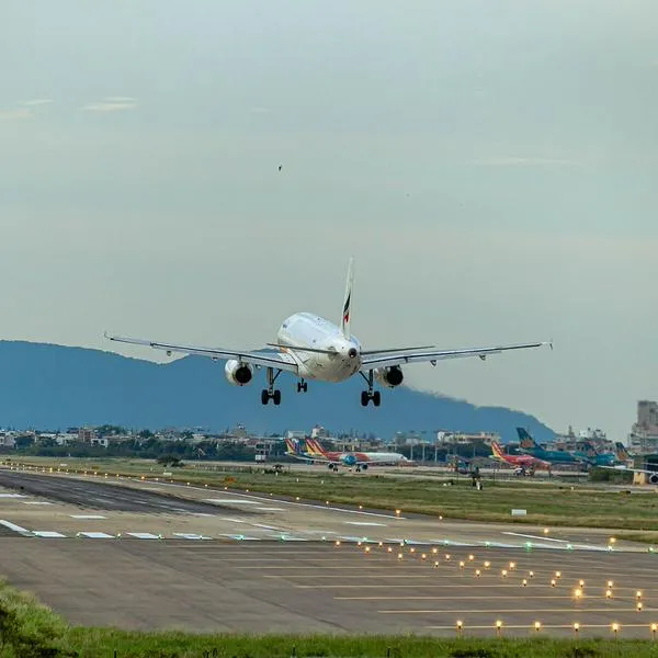Avión despegando, en nota sobre aeropuerto de Colombia que reabró