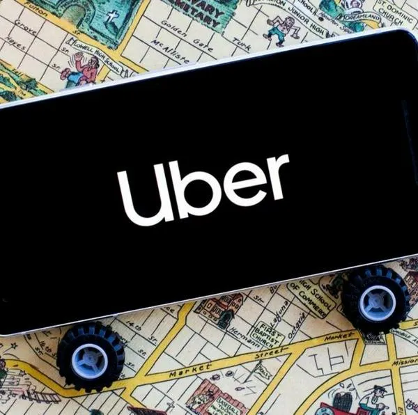 Es mejor trabajar en Uber en moto o en carro: comparativa
