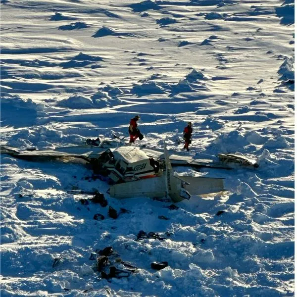Esta es la avioneta que fue reportada desaparecida en Alaska, Estados Unidos. Llevaba 10 personas y chocó contra la nieve