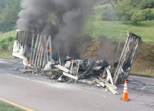 Qué pasó en la vía Villeta-Bogotá: fotos del carro que se incendió hoy
