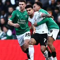Equipo que está por descender a tercera eliminó a Liverpool de FA Cup; 'Lucho' fue titular