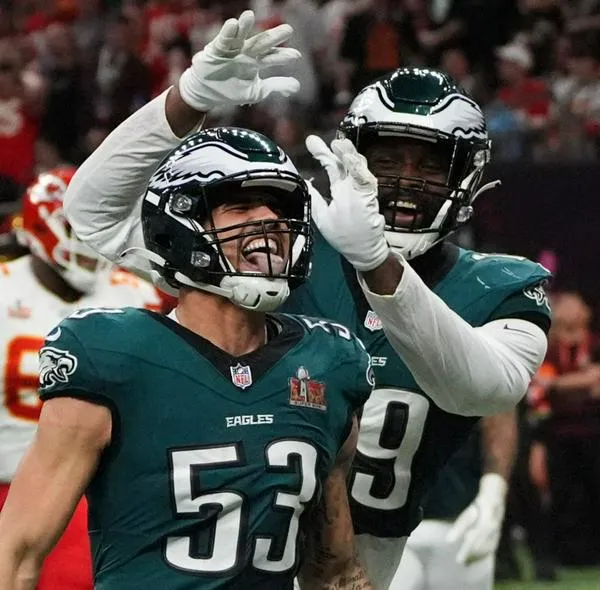  Zack Baun celebra con Josh Sweat luego de un punto clave para ganar el Super Bowl para los Philadelphia Eagles contra los Kansas City Chief