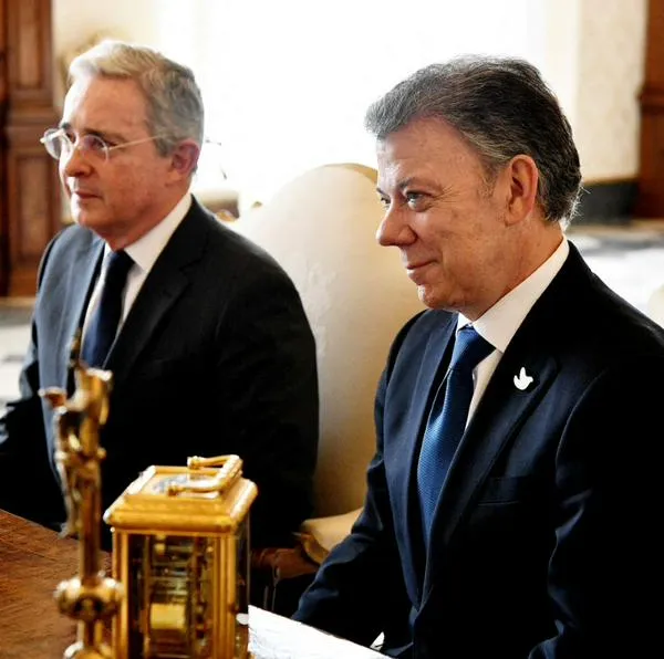 Pelea entre Álvaro Uribe y Santos.