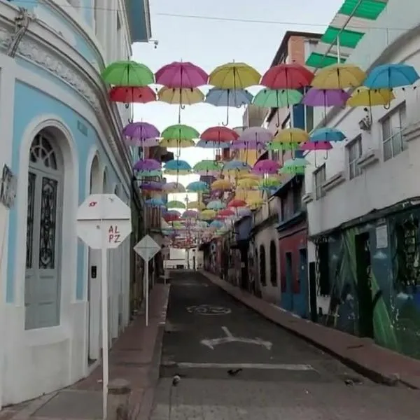 Problema que se armó en La Candelaria (Bogotá) con bares y negocios por ruido. Afecta a hoteles, habitantes y turistas. 