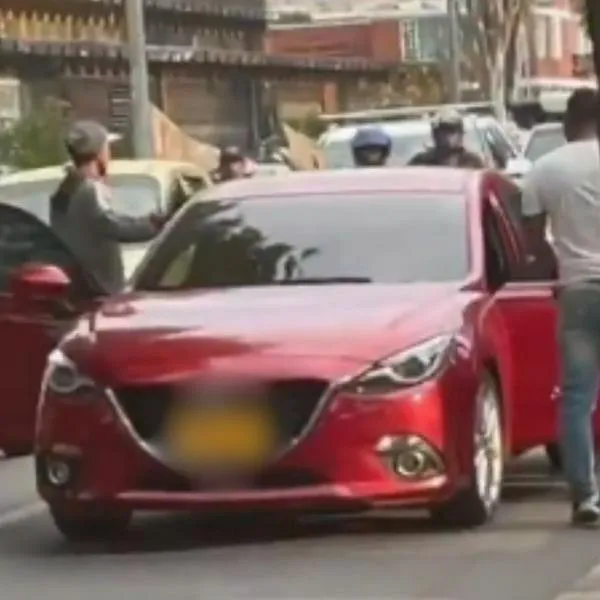 Aparecen nuevos videos del sicariato en Bogotá en el que niña de 4 años murió cuando iba en un carro Mazda rojo. Hay imágenes clave. 