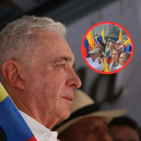 Armaron recibimiento de Álvaro Uribe en Paloquemao con banderas: deberá responder por 3 delitos y asistir de forma presencial. 

