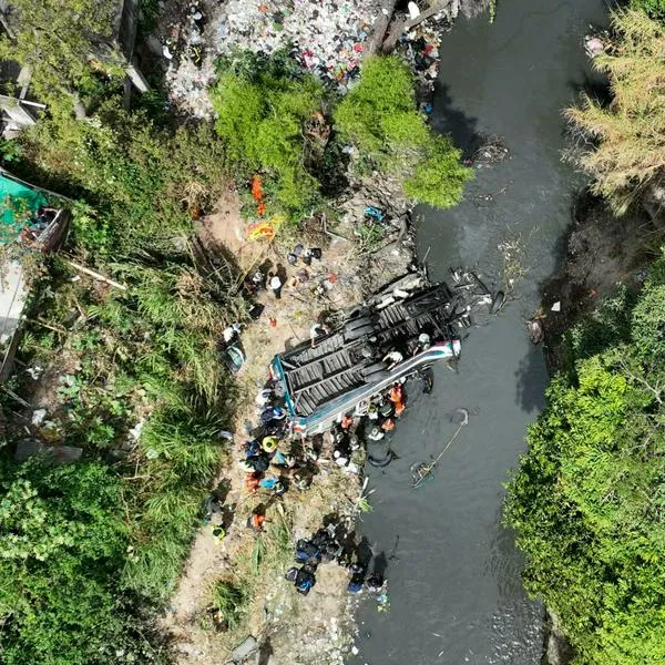 Imagen desde lo alto de un accidente en Guatemala, en el que un bus cayó desde el puente Belice a un río y dejó 55 fallecidos