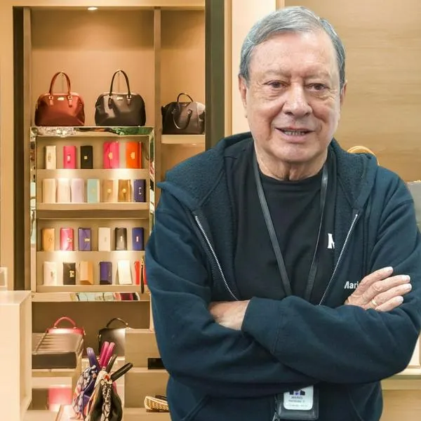 Mario Hernández y foto de bolsos, en nota sobre dónde comprar sus productos a mitad de precio