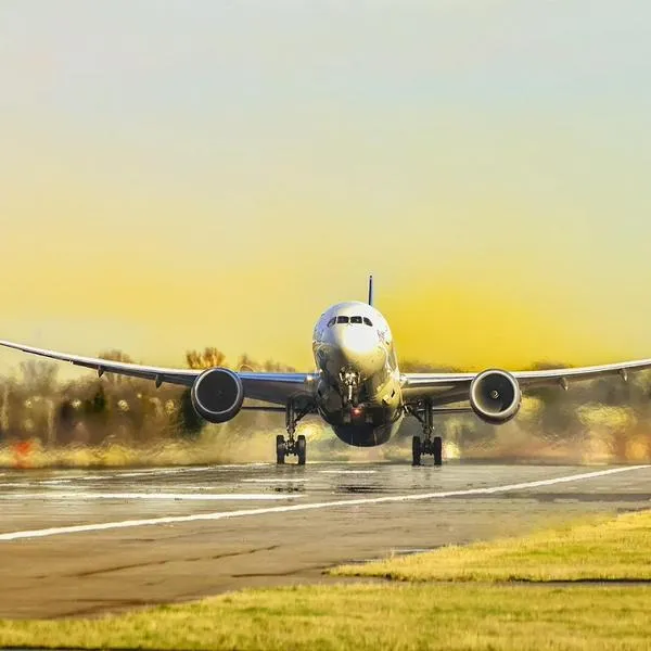 Avión en pista de aeropuerto, en nota sobre que municipio más grande de Colombia estrenará aeropuerto