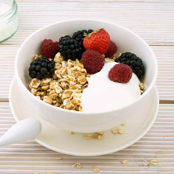 Avena con fruta, en nota sobre problemas de algunos desayunos que se consideran saludables