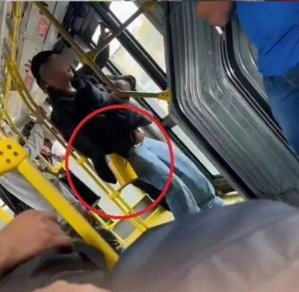 Graban a joven robándose el extintor de un bus de Transmilenio