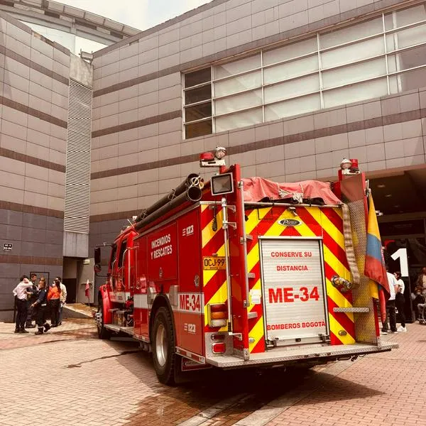 Videos incendio en centro comercial Outlet Factory (Bogotá), frente a Canal RCN