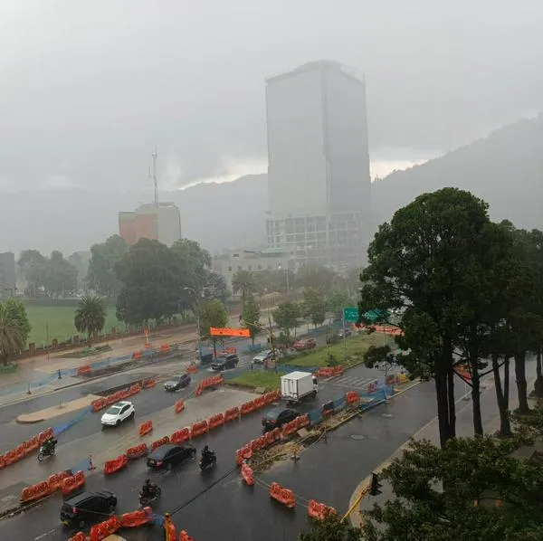 Así se ve la calle 100 con carrera Novena en Bogotá, por las lluvias de este 12 de febrero