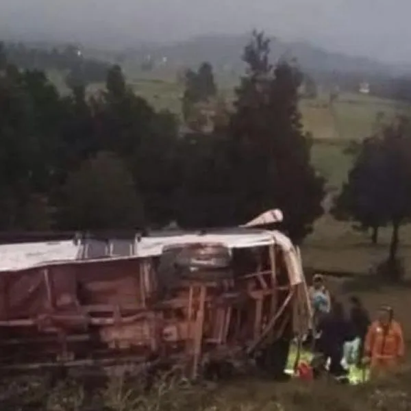 Accidente de bus en Simijaca deja un muerto y 25 heridos; cerca chocó otro bus