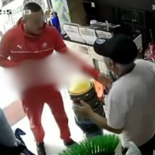 Bogotá: ladrón intimidó a comerciantes con arma y quedó en video