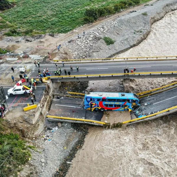 Puente colapsó en Perú y bus y carro cayeron al vacío: accidente deja 2 muertos