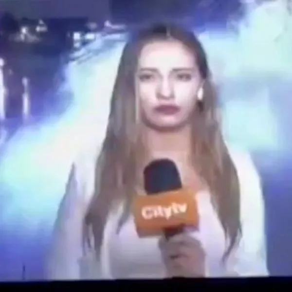 Periodista de City tv fue 'bañada' por bus del SITP que le tiró agua de charco