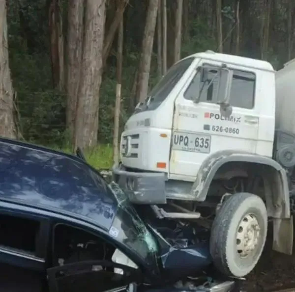Así quedó el carrotanque que causó un accidente en la carrera Séptima de Bogotá. Chocó varios carros y dejó heridos