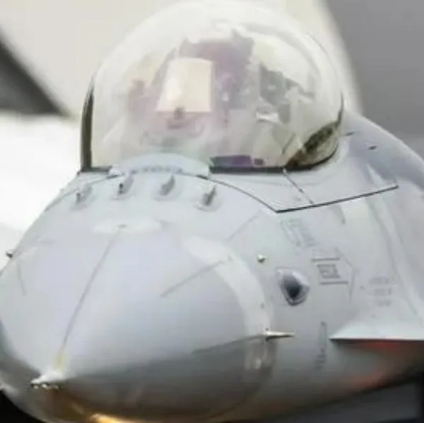 Avión militar se estrelló en Taiwán y piloto se salvó de milagro