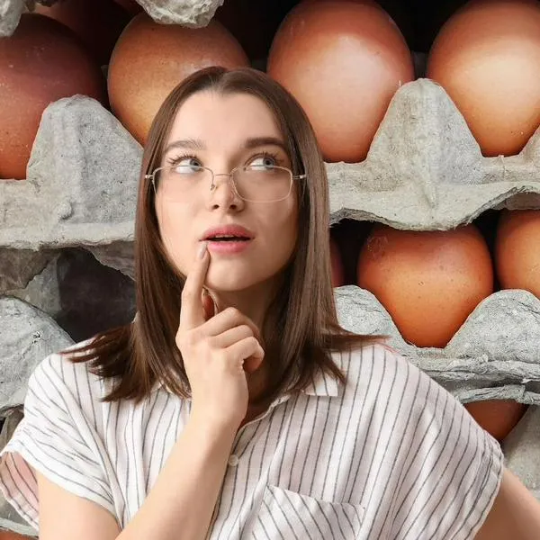Persona preocupada y huevos.