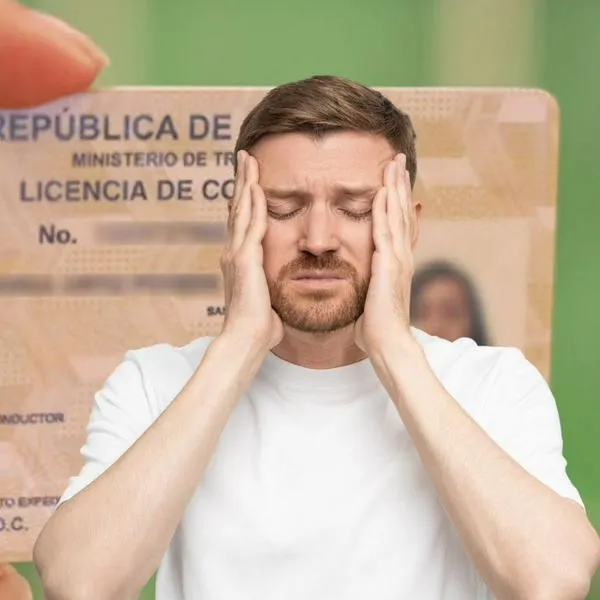 Persona preocupada y licencia de conducción en Colombia.