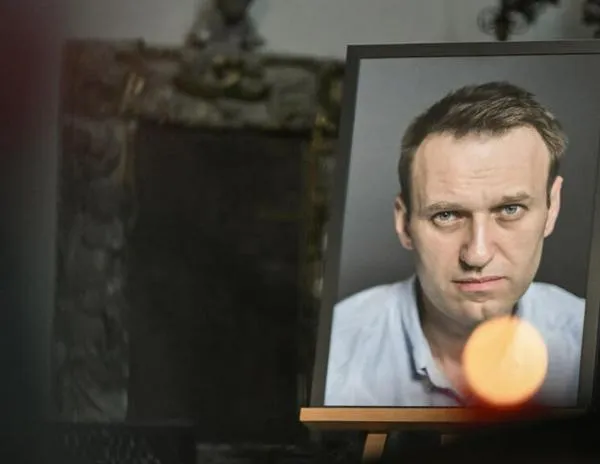 Seguidores de Navalni organizan riesgosos tributos en Rusia un año después de su muerte
