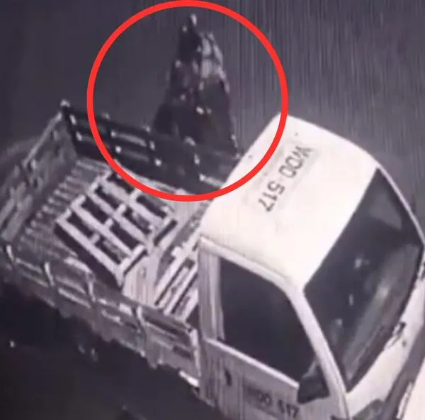 Bogotá: Hombre en silla de ruedas fue grabado intentando robar partes de carros