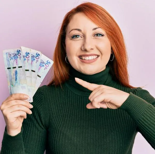 Mujer con dinero colombiano.