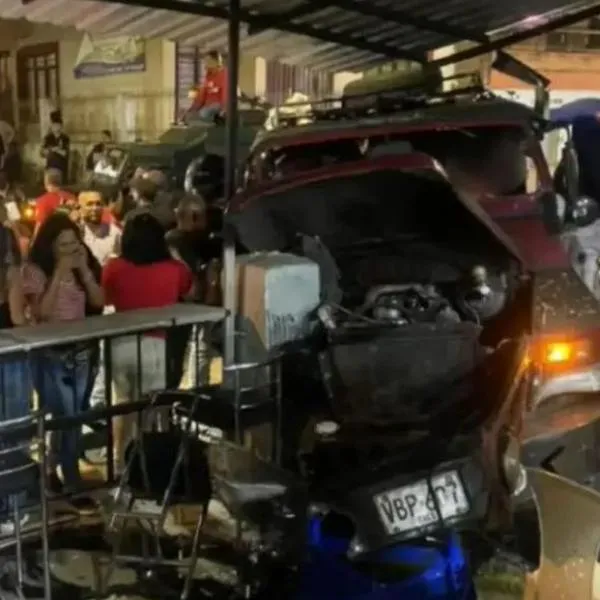 Carro perdió el control y terminó chocando contra un billar; hay 4 heridos