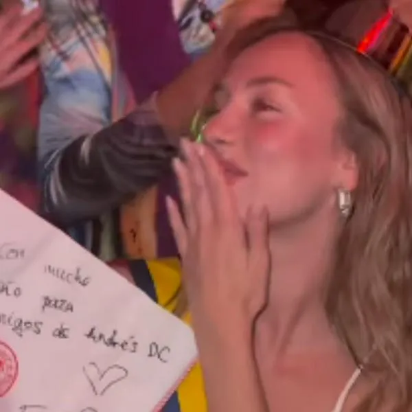 Ester Expósito está en Bogotá y pone sus prohibidos de reguetón en discoteca