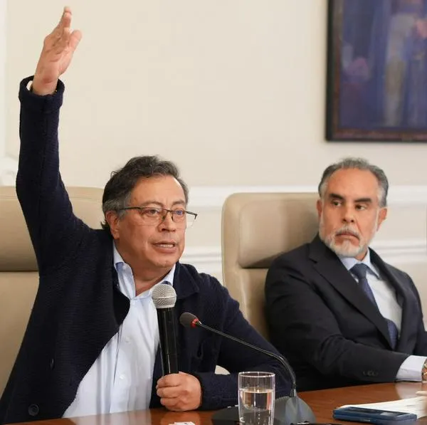 Gustavo Petro y Armando Benedetti durante un consejo de ministros, el cual fue suspendido para el 17 de febrero, mientras Gustavo Petro organiza cambios en el gabinete